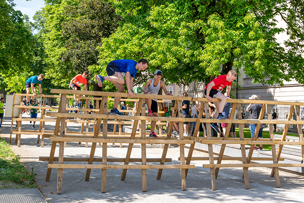 Holzhürden Hindernis beim Linzathlon beat the city