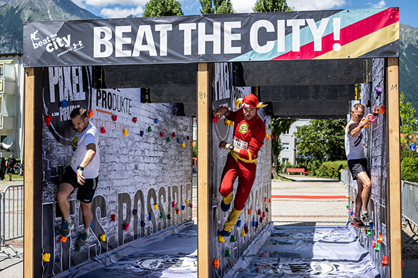 Pixelwall Hindernis beim Innsbruckathlon beat the city