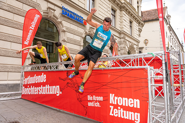 Krone Burpee Boulevard Hindernis Grazathlon beat the city von vorne