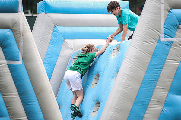 Climb the Wall Hindernis beim Junior Innsbruckathlon