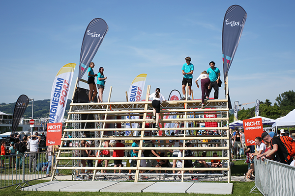 Holzhürden Hindernis beim beat the city-Lauf in Linz